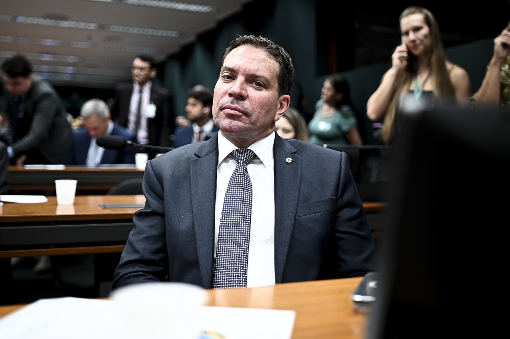 Ramagem Solicita Manutenção de mandato e voto remoto em Meio a Pedido de Extradição