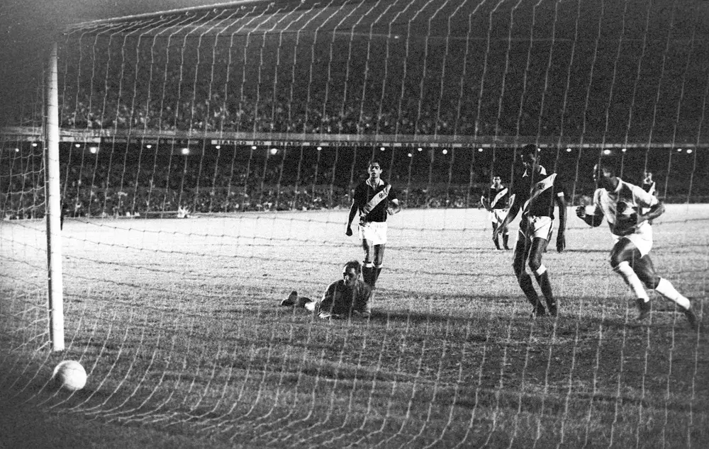 Há 56 anos, milésimo gol de pelé marcava história e emoção