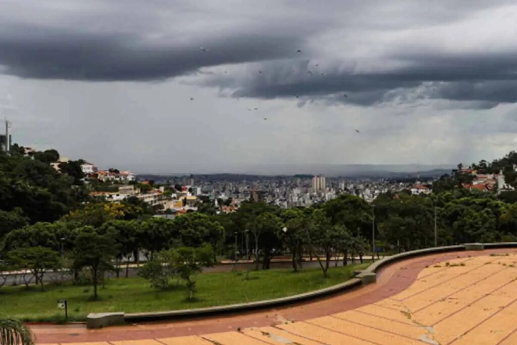 Ciclone se aproxima e quinta-feira será de chuva em vários estados