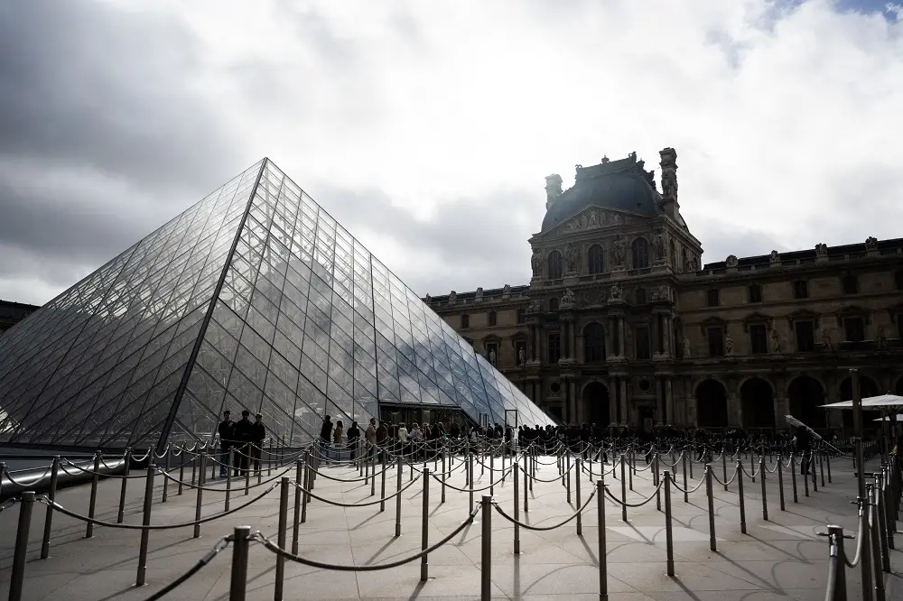 Louvre fecha galeria por fragilidade estrutural em ala do edifício