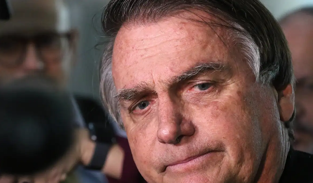 Pl suspende salário de bolsonaro após perda de direitos políticos