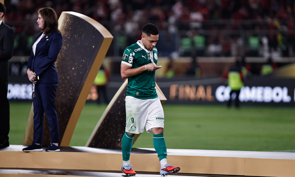 Palmeiras retorna de Lima sob silêncio e encontra ct vazio