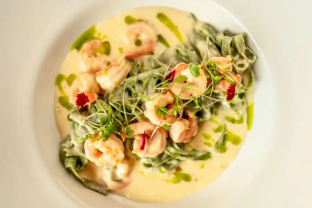 Fettuccine cremoso com camarões e limão: uma explosão de sabores