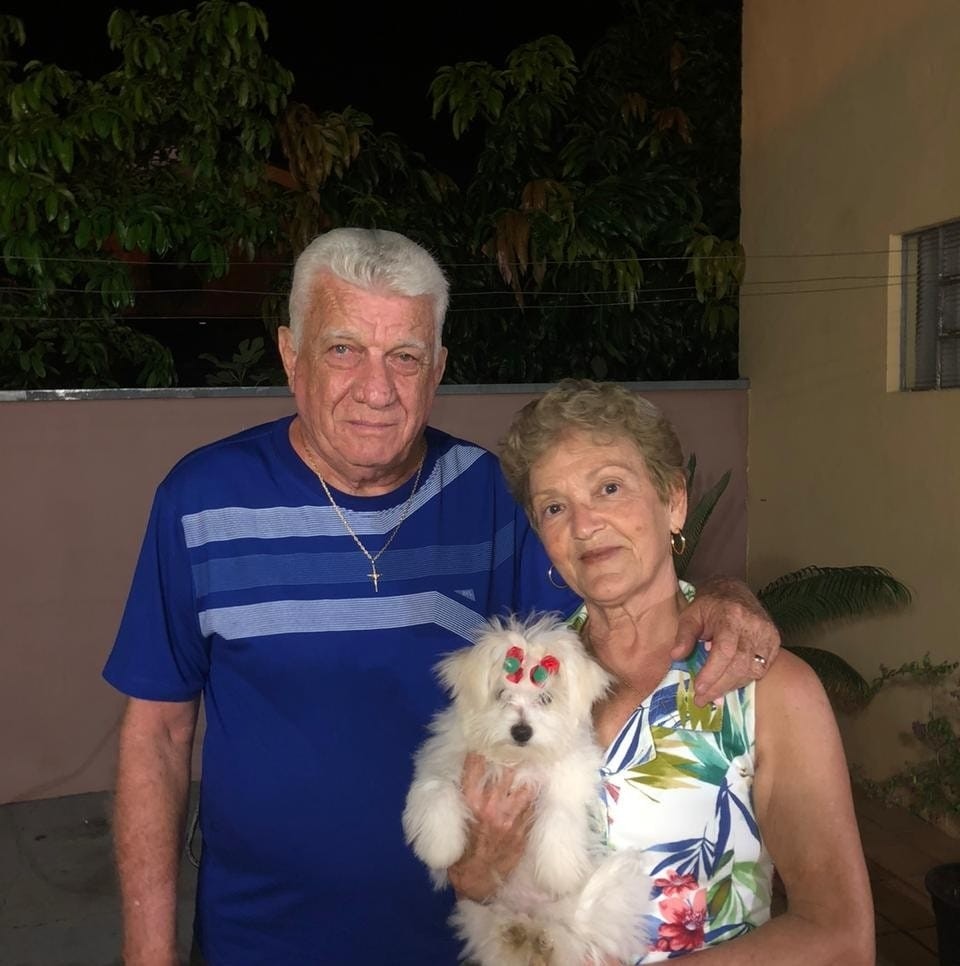 Homem confessa homicídio da esposa após 52 anos de casamento e aguarda júri livre