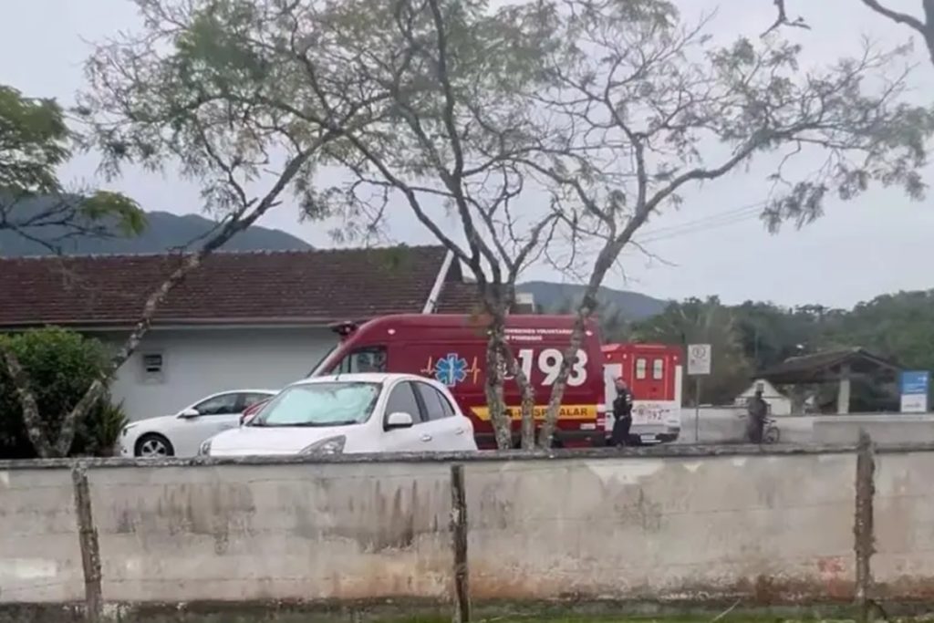 Pomerode: Mulher esfaqueia homem e é encontrada bebendo na residência