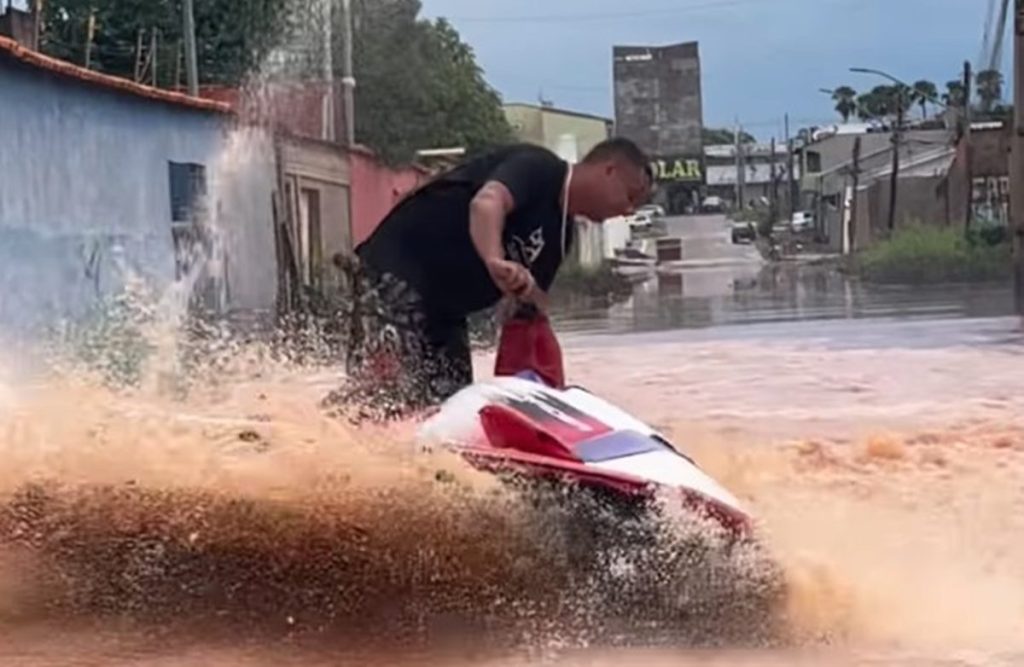 Jet ski em rua alagada Surpreende Moradores de Planaltina de Goiás