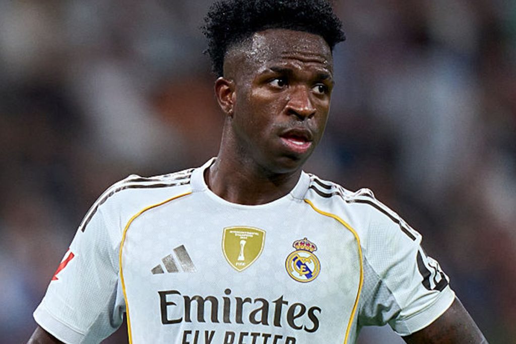 LaLiga Condena Veementemente Insultos Racistas Contra Vini Jr., Reacendendo Debate Crucial no Futebol