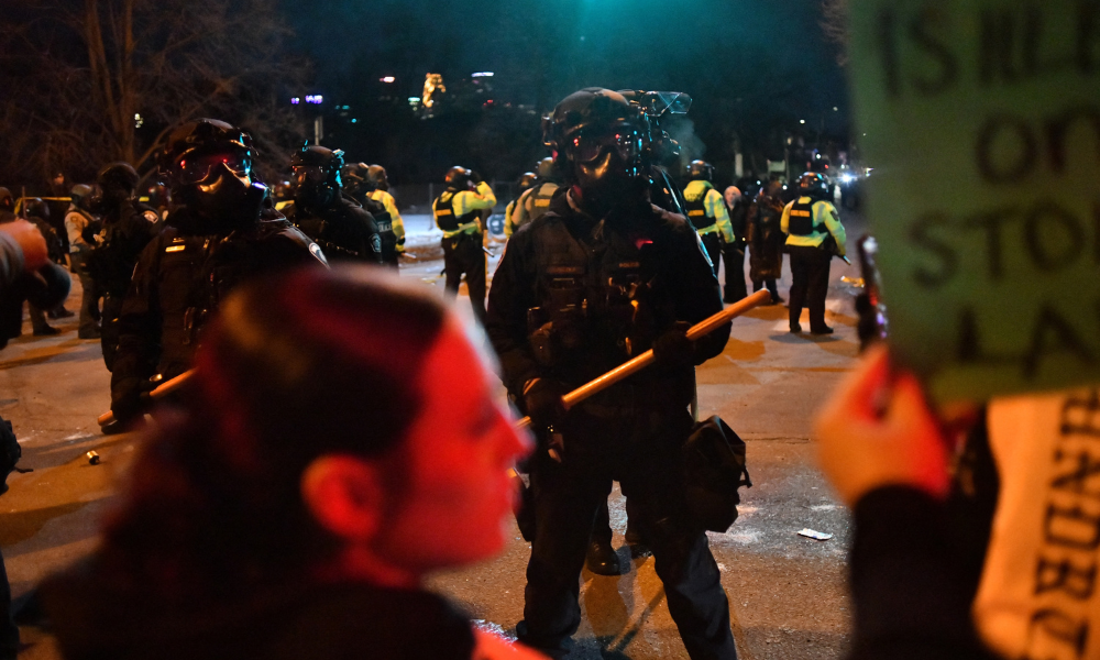 Prefeito de Minneapolis Denuncia Operações Federais como ‘Invasão à Democracia’ Após Mortes