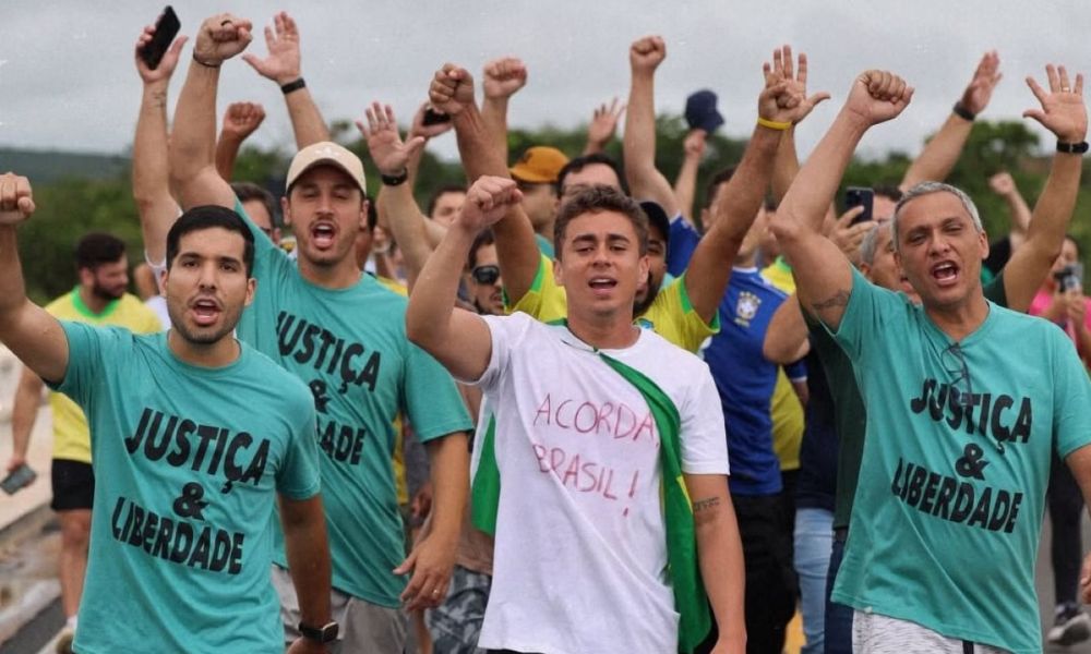 Nikolas Ferreira Encerra ‘Caminhada da Liberdade’ em Brasília com Cobranças a Alcolumbre e Críticas a Lulinha, Em Meio a Incidente Climático