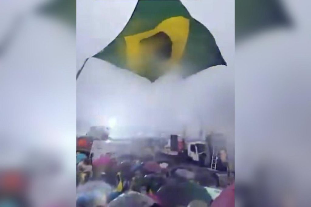 Raio Atinge ‘Caminhada pela Liberdade’, Deixando Dezenas de Feridos e Gerando Debate sobre Interpretação ‘Espiritual’