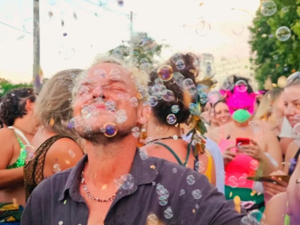 Matheus Nachtergaele no Carnaval de Piracicaba: Bolhas de Sabão e Gentileza Viram Destaque Nas Redes