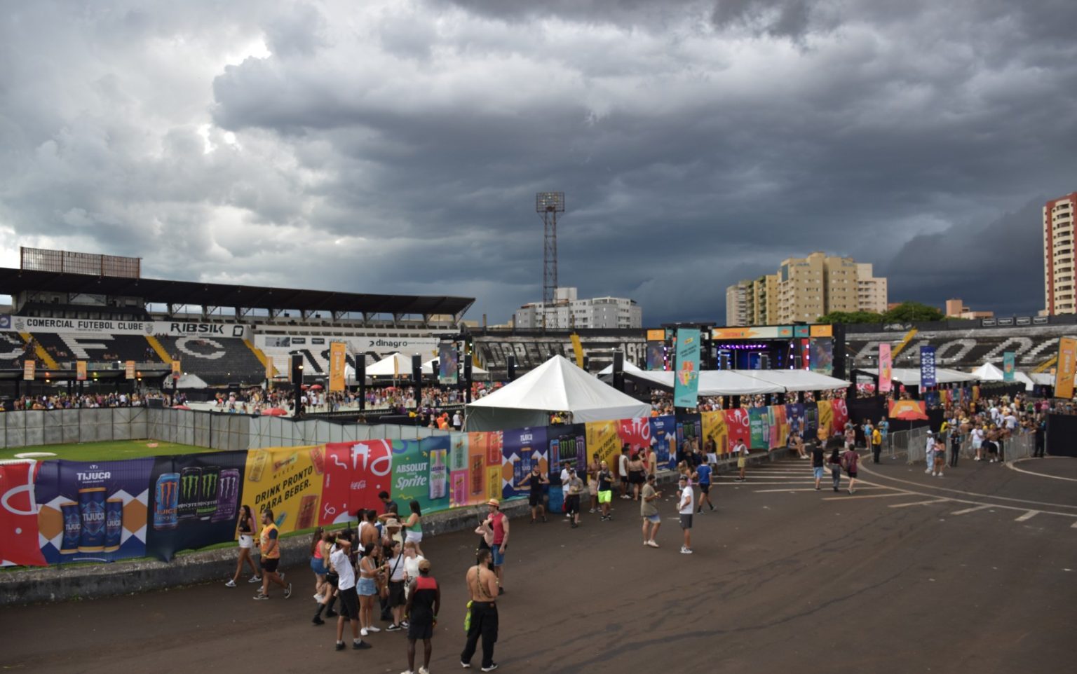 Glitter e Resiliência: Bloco Califórnia Brilha sob Chuva em Pré-Carnaval de Ribeirão Preto