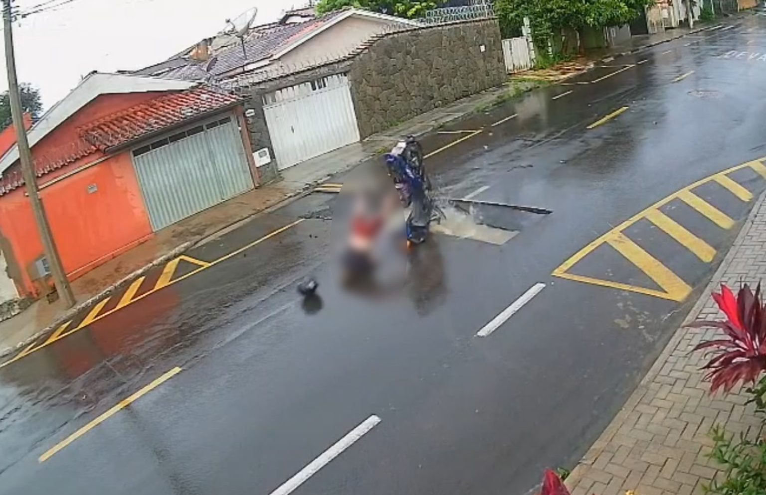 Acidente em Franca: Motociclista Fica Gravemente Ferido Após Cair em Buraco da Sabesp Coberto por Água da Chuva