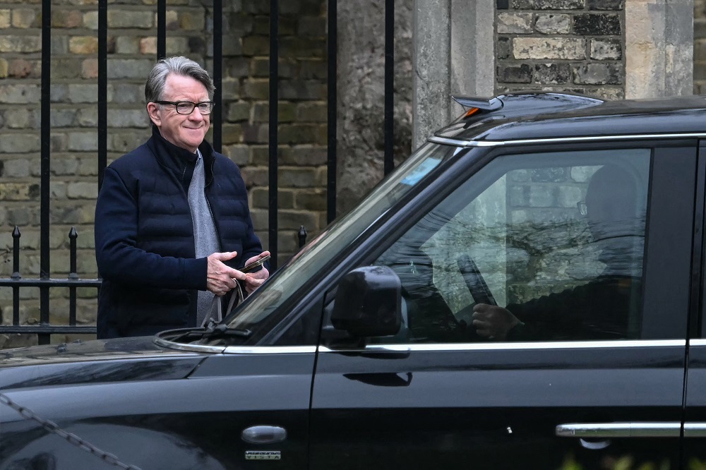 Ex-Embaixador Britânico Peter Mandelson Detido em Suspeita de Conexão com Caso Epstein