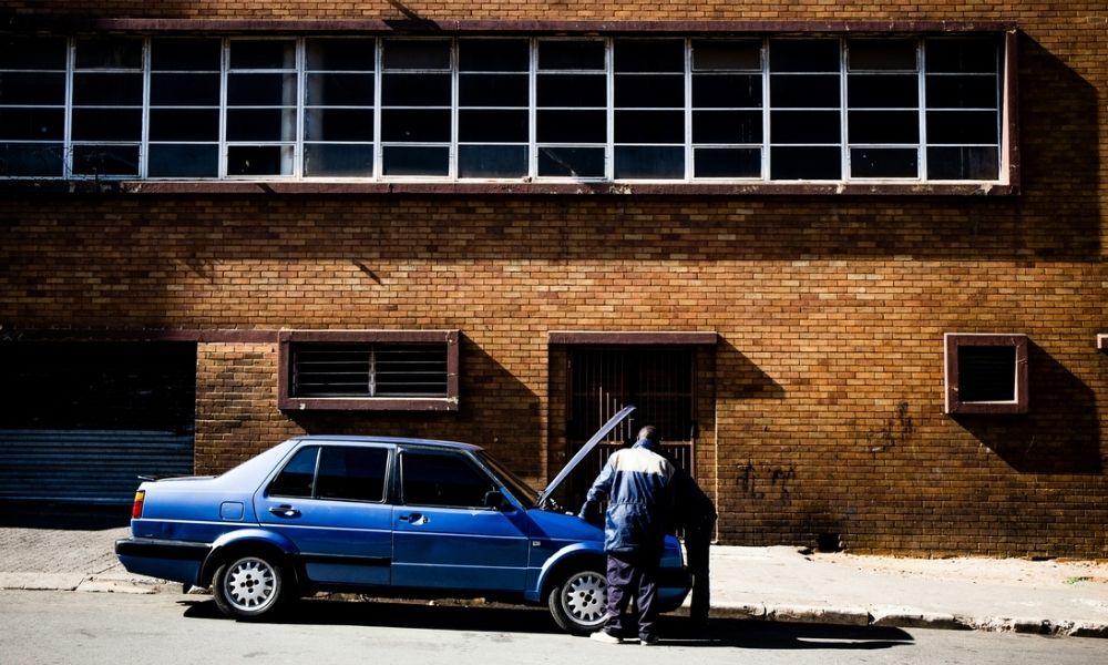 Muito Além do Defeito: Como a Calibragem de Expectativas Molda a Experiência Automotiva