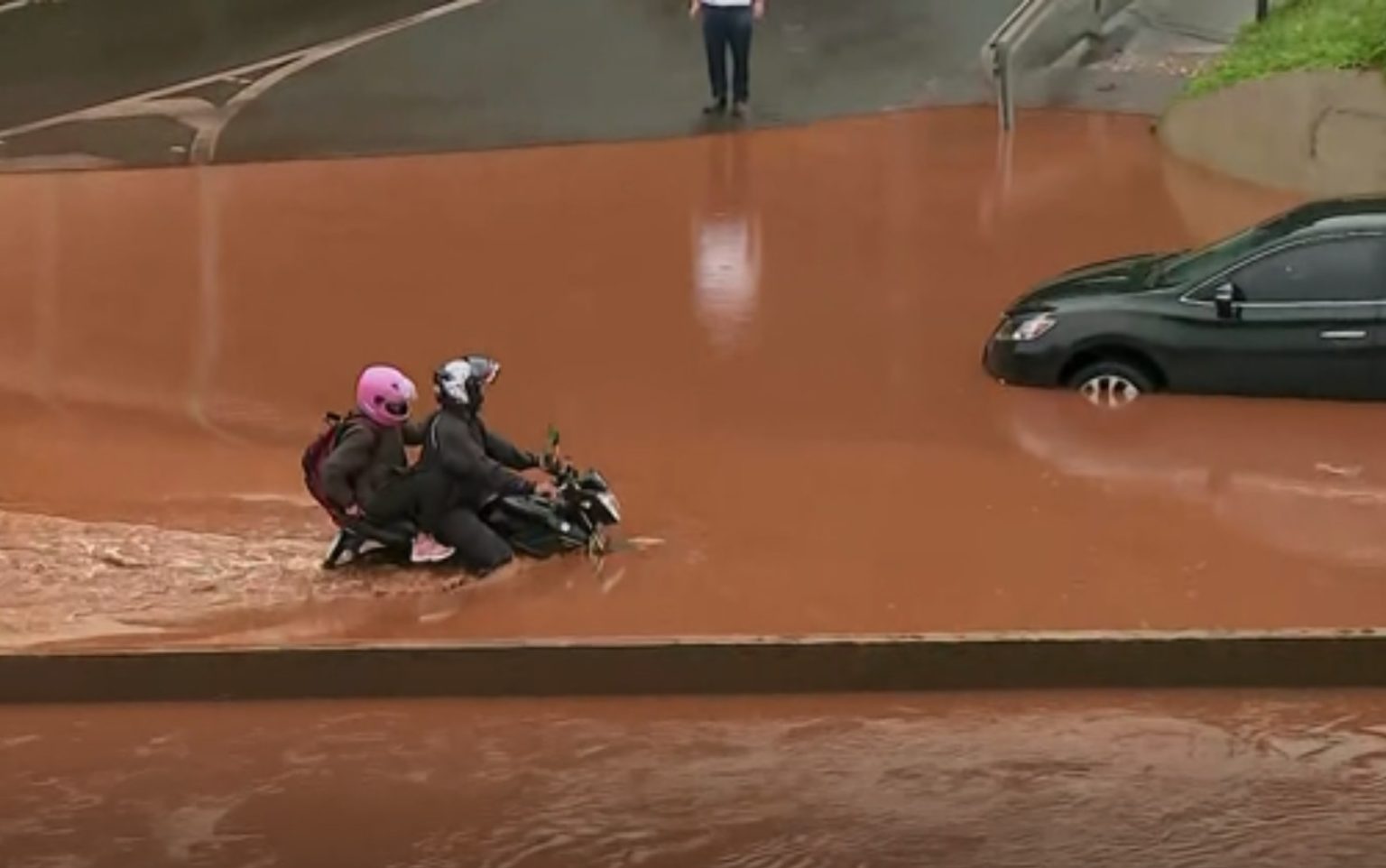 Avenida Adelmo Perdizza Submersa: Chuvas Intensas Paralizam Ribeirão Preto e Criam Caos no Trânsito