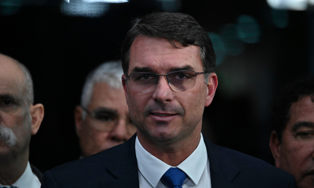 Tensão no Oriente Médio Desencadeia Forte Crítica de Flávio Bolsonaro à Política Externa Brasileira