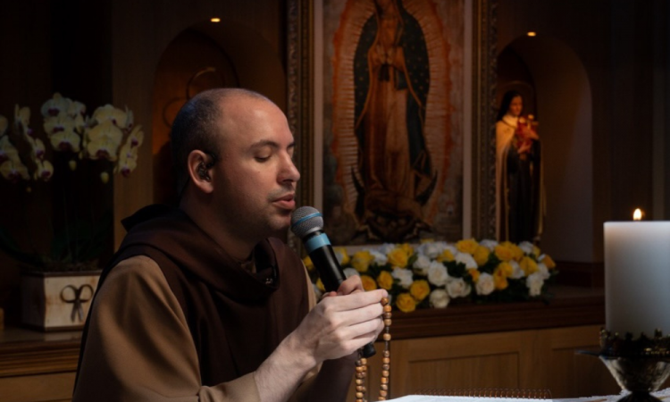 Frei Gilson Lidera Fenômeno Digital na Quaresma com Rosário que Mobiliza Mais de Um Milhão de Fiéis