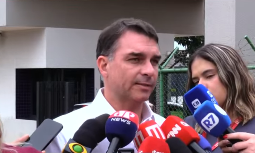 Flávio Bolsonaro Busca Reconciliação Familiar Após Tensão entre Michelle e Eduardo