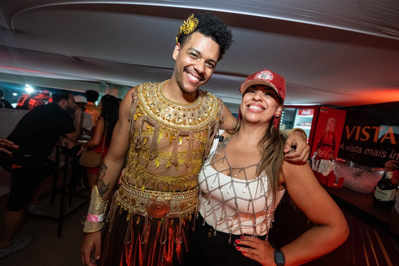 Emoção no Sambódromo: Filho Surpreende Mãe Fã da Mocidade Alegre como Destaque Inesperado