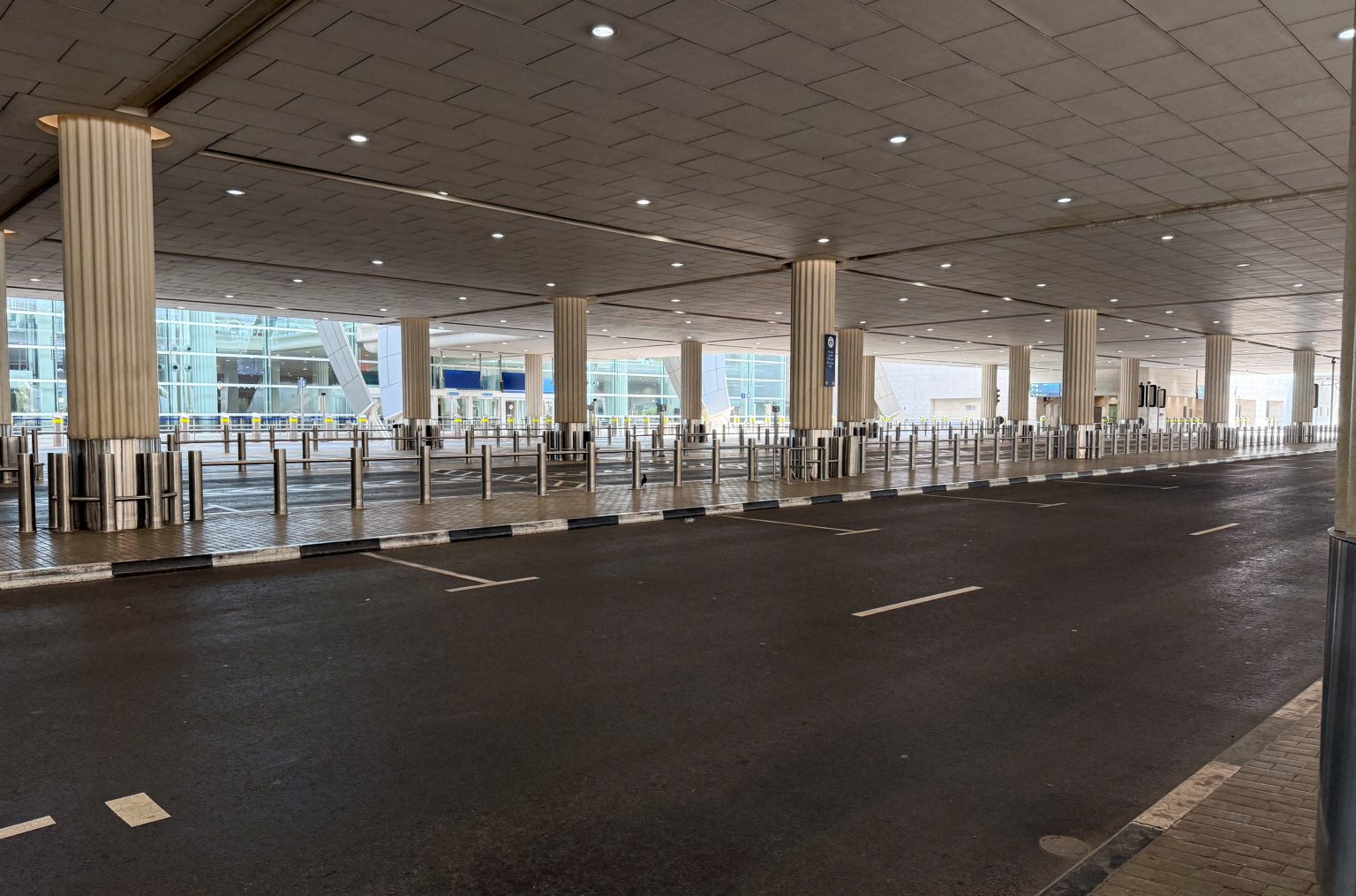 Conflito no Oriente Médio Paralisou Tráfego Aéreo Global; Aeroporto de Dubai Amanhece Vazio