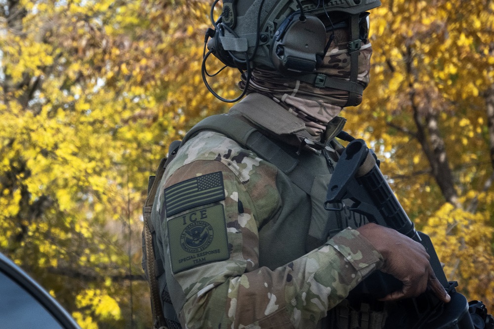 Trump Ameaça Deslocar Agentes do ICE para Aeroportos em Meio a Impasse Orçamentário
