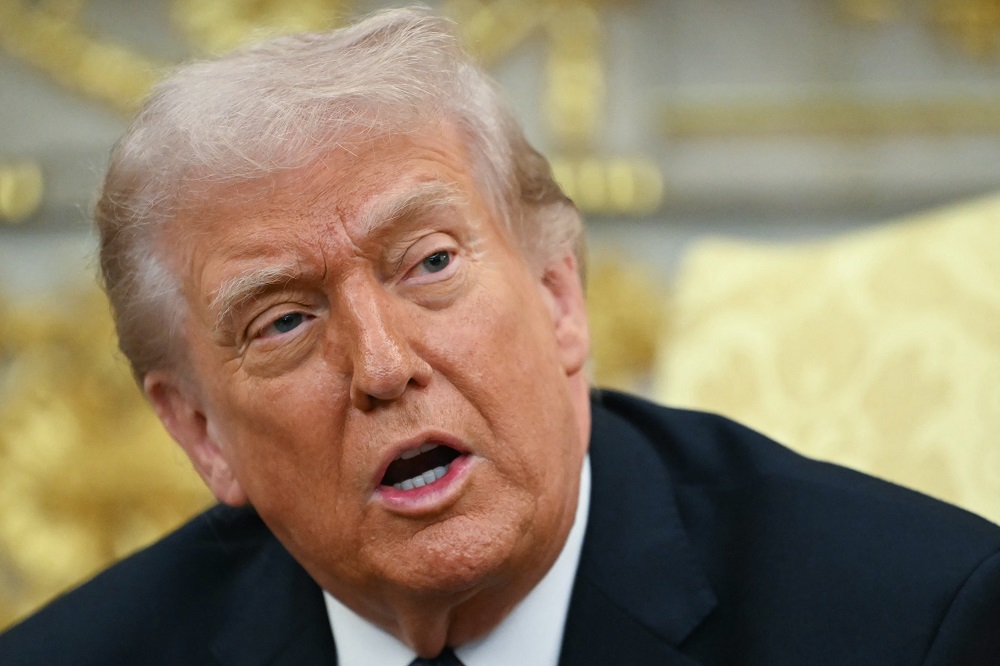 Donald Trump Afirma Estar ‘Reconfigurando’ a Mídia dos EUA com Críticas e Ações Legais