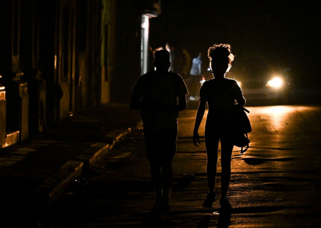 Apagão Massivo Mergulha Cuba no Caos em Meio à Crise Energética e Diálogo Geopolítico