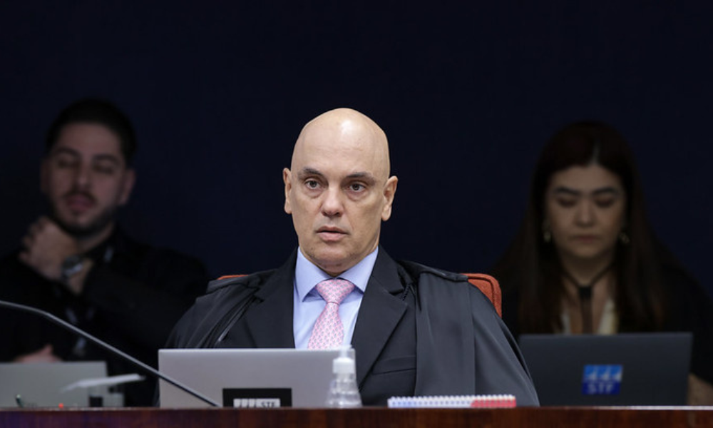 Moraes Avalia Potencial Descumprimento de Cautelares por Bolsonaro Após Polêmica com Vídeo