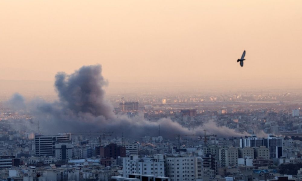 Conflito Aprofunda-se no Oriente Médio: Irã Ameaça Alvos Econômicos Globais