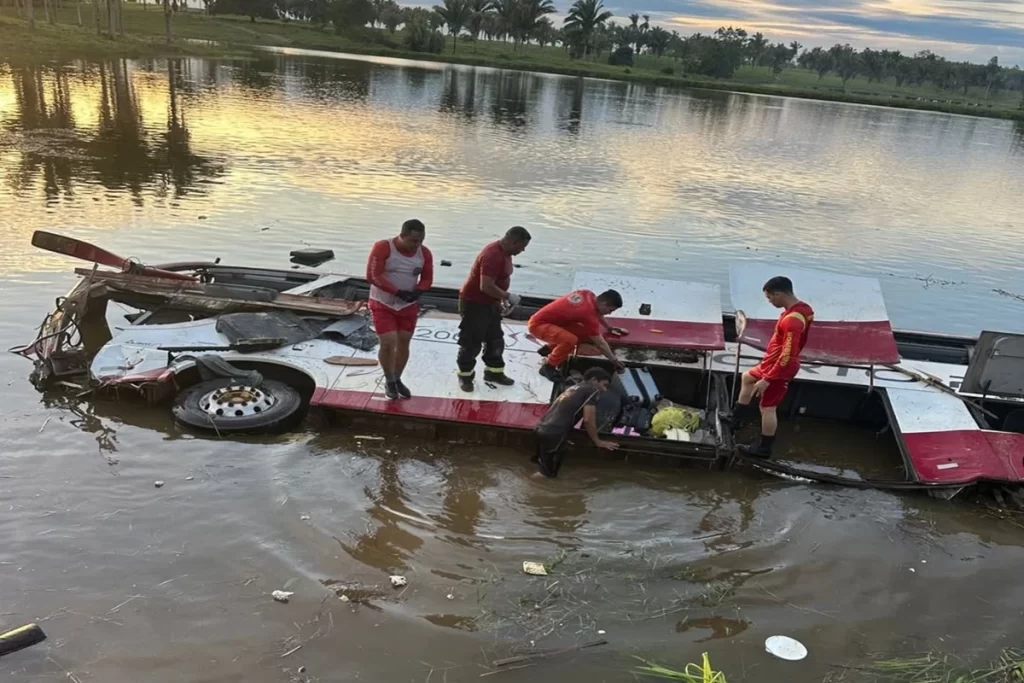 Tragédia na BR-222: Colisão Múltipla Deixa Dois Mortos e Catorze Feridos no Maranhão