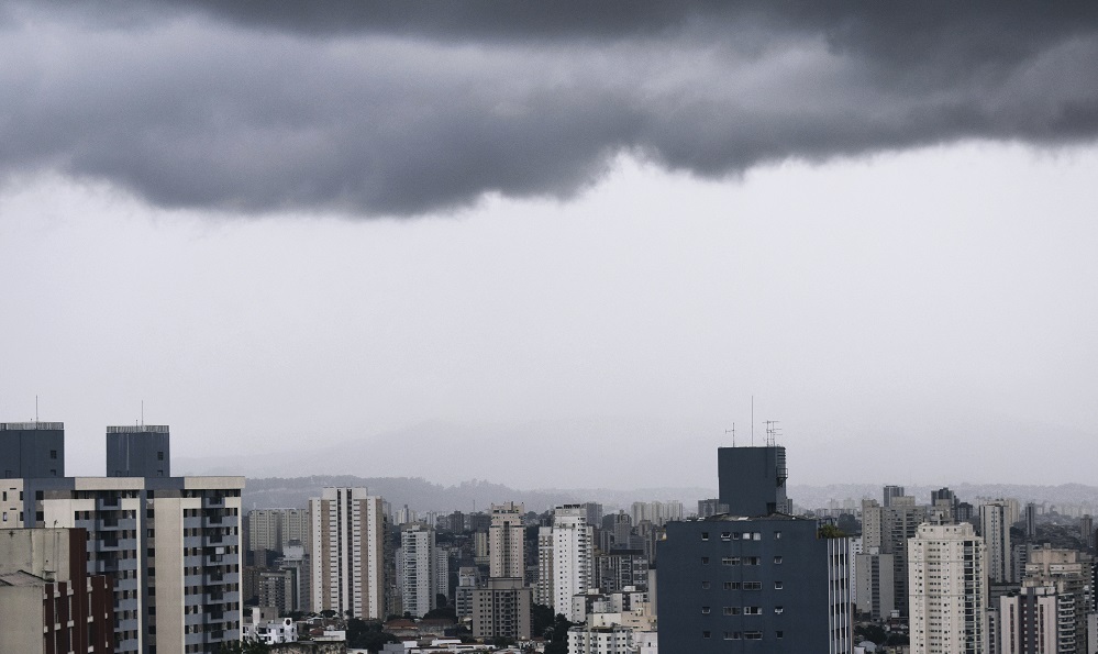 Frente Fria Traz Chuva e Queda Abrupta de Temperatura à Capital Paulista