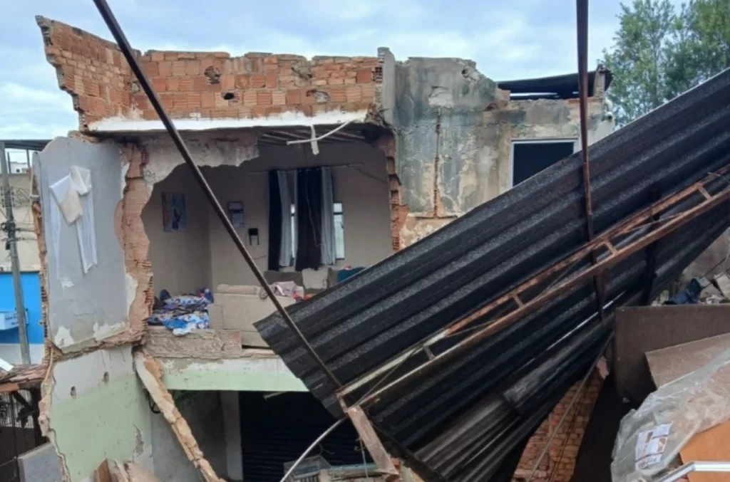 Desabamento em Juiz de Fora: Casa com 15 Moradores e Dois Pets Resgatados Com Vida