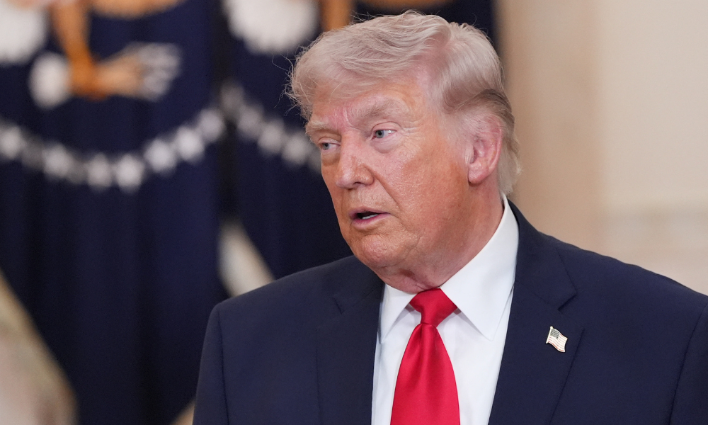 A Jogada Religiosa de Trump: Imagem com Jesus e Confrontos com o Papa Leão