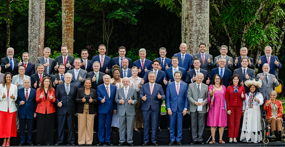 Governo Federal Promove Ampla Exoneração Ministerial em Período Pré-Eleitoral