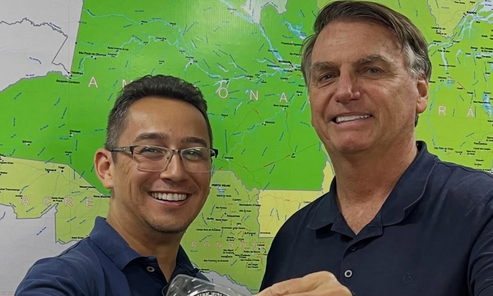 Defesa de Bolsonaro Reitera Pedido para Irmão de Michelle Atuar como Acompanhante em Prisão Domiciliar