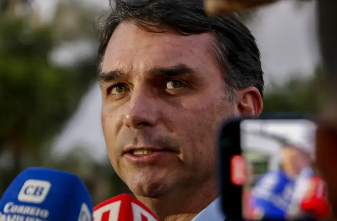 Crise de Confiança: Áudio Revelador de Flávio Bolsonaro com Banqueiro Aprofunda Desgaste Político e Empresarial