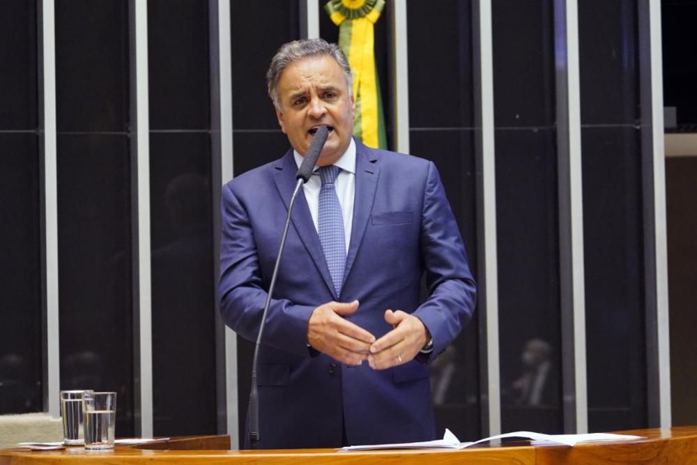 Aécio Neves Admite Articulação para Candidatura ao Planalto em Meio a Vácuo Político
