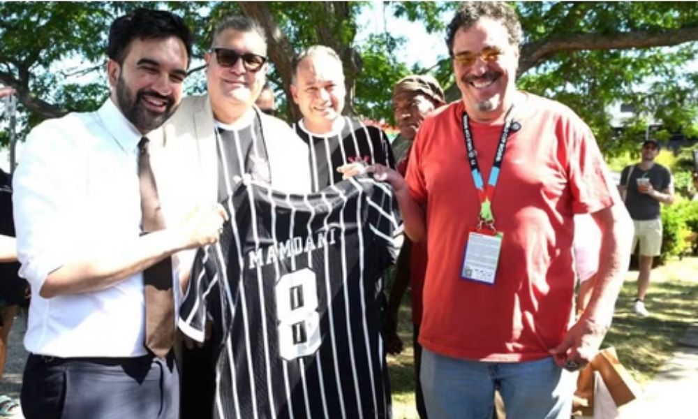 Prefeito de Nova York Homenageia Democracia Corintiana e Recebe Camisa do Timão de Casagrande