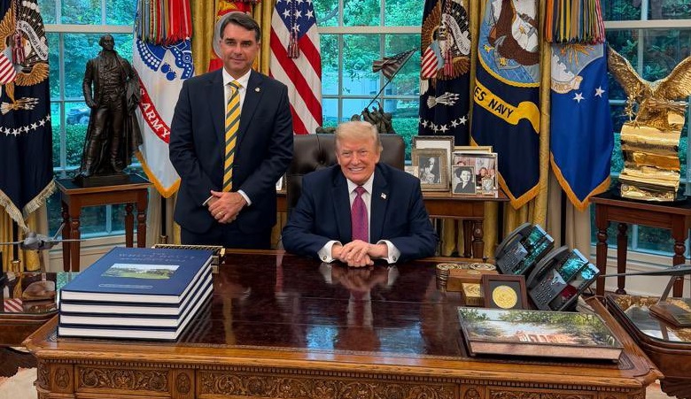 Senador Flávio Bolsonaro Intervém em Washington Contra Tarifas dos EUA em Meio a Tensionamento Comercial