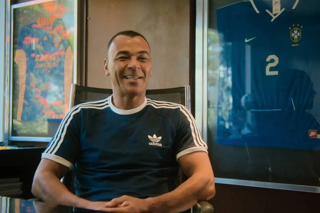 Cafu e Raphinha Desvendam as Raízes do Futebol Paulista na Série Documental ‘Várzea: Onde Nasce o Futebol’