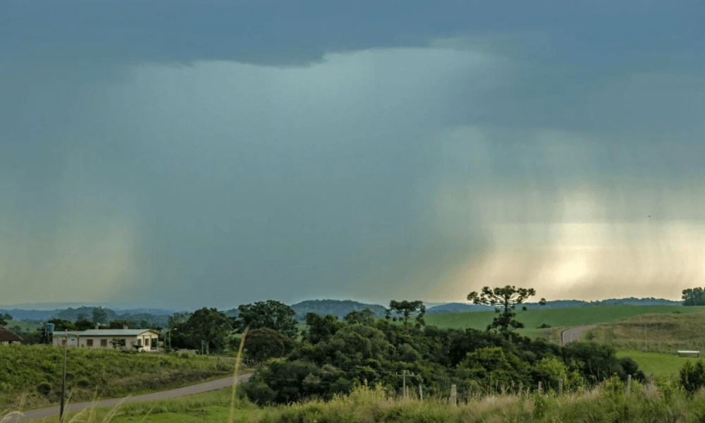 Rio Grande do Sul Enfrenta Tempestades Persistentes: Desalojados e Vinte Cidades Afetadas