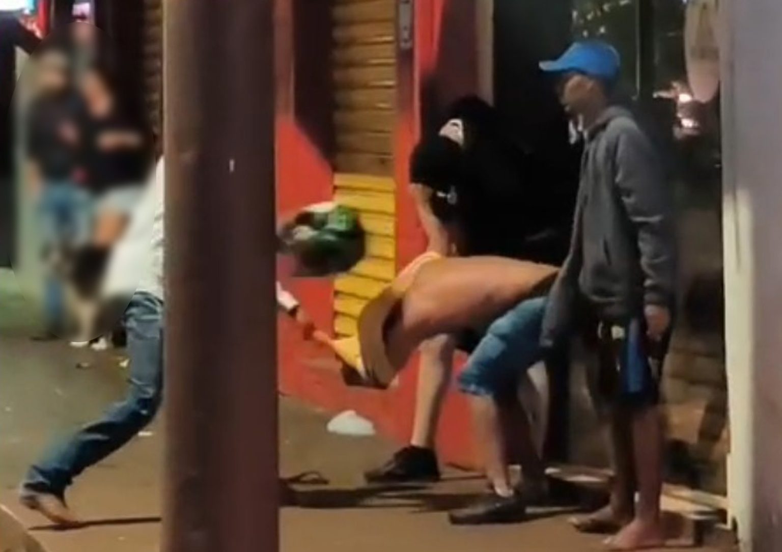 Homem é Brutalmente Agredido em Bonfim Paulista Após Jogo da Copa, Vídeo Causa Indignação