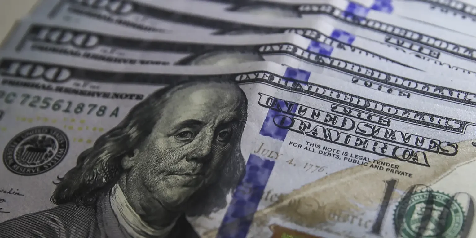 Dólar Recua para R$ 5,10 Após Manutenção de Juros nos EUA, Enquanto Petróleo Dispara com Tensões no Oriente Médio