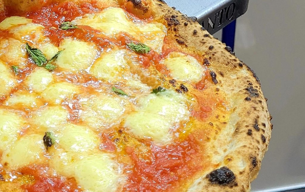 Pizza Brasileira Sob o Crivo Italiano: Roberto Maggi Avalia Ingredientes e Defende a Simplicidade Tradicional