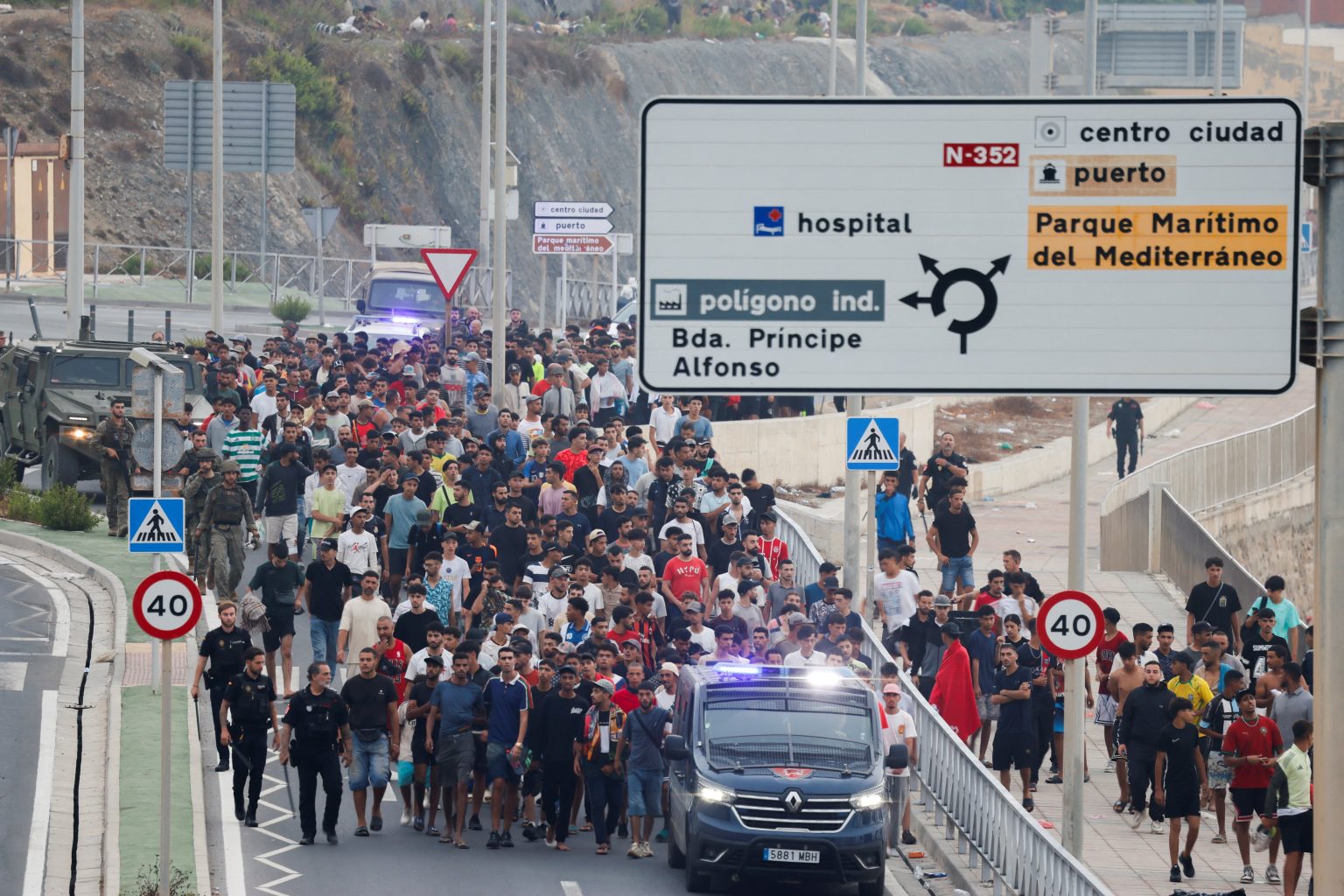 Espanha Contém Crise Migratória em Ceuta com Retorno de Milhares e Barreira no Mar