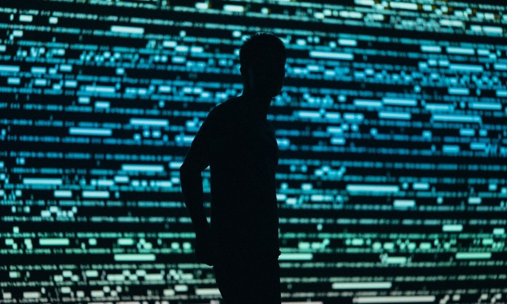 A Espionagem Silenciosa: Como PDFs Falsos e Apps Inocentes Viram Ferramentas de Vigilância
