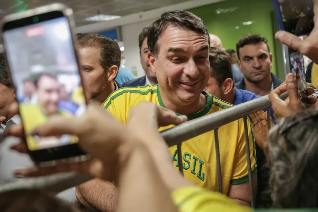 Flávio Bolsonaro Intensifica Mobilização Eleitoral com Giro Estratégico em Convenções pelo País