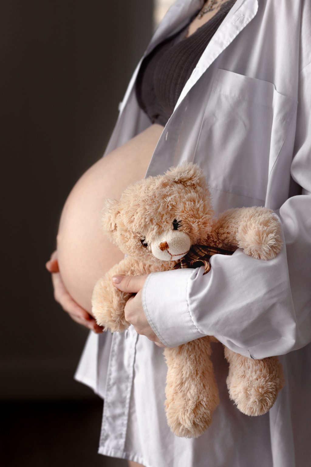 Pioneirismo na Medicina Fetal: Bebê Britânico Operado Dentro do Útero para Corrigir Defeito Congênito Raro