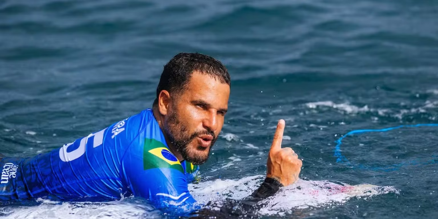 Ítalo Ferreira Domina Ondas de Teahupo’o e Avança às Semifinais da WSL